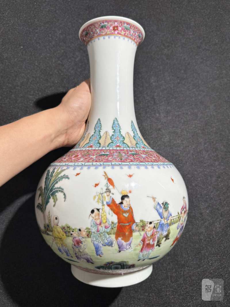 民国 粉彩婴戏图玉堂春瓶一对 - 图2